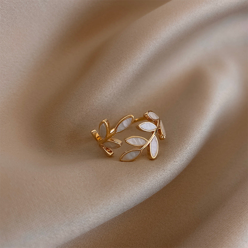 PURE | Anello regolabile con foglia e opale bianco